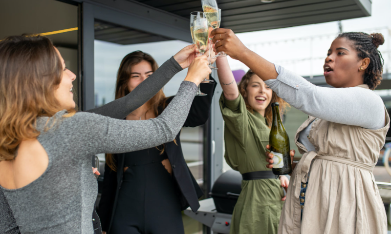 Vrouwen proosten met wijn | Pexels Vrouwen proosten met wijn